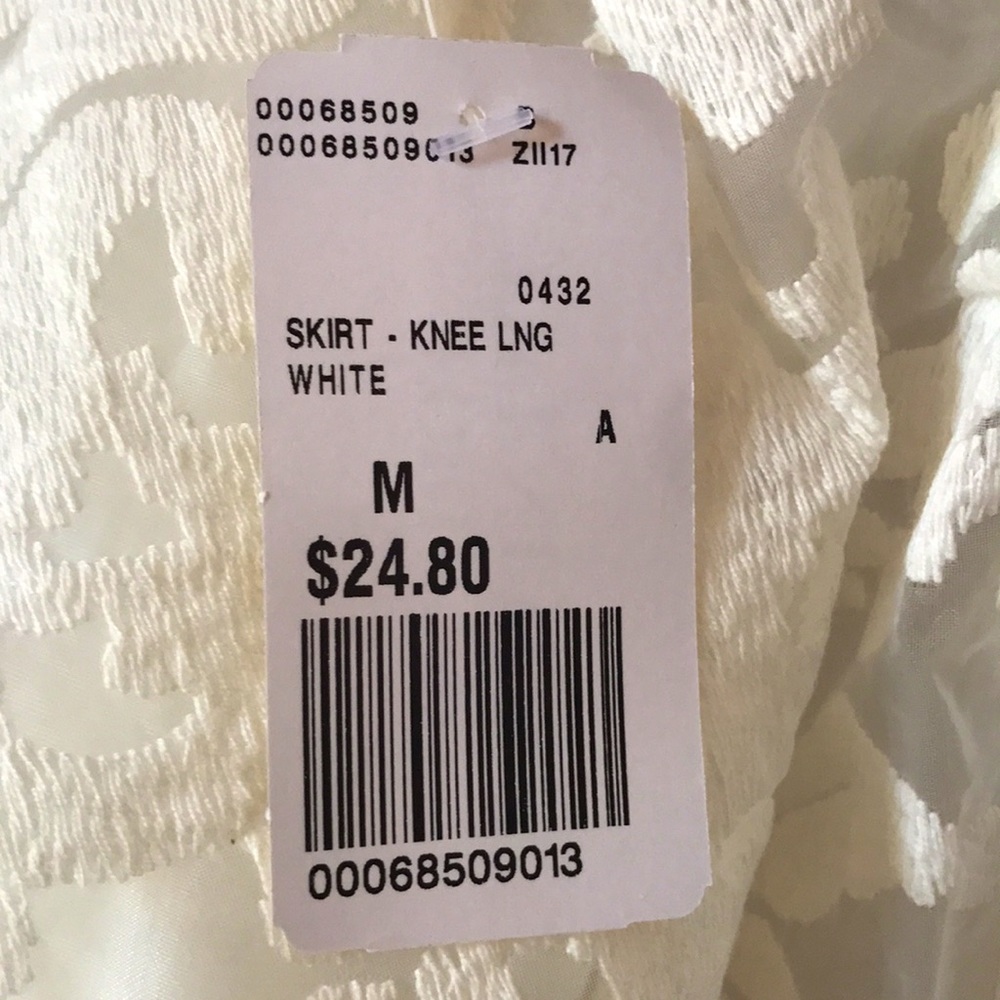 Forever 21 FULL circle ivory skirt. Women’s M. Brocade detail on top, w/ liner. - Picture 2 of 6
